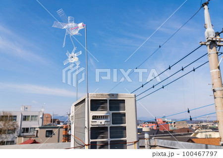 エアコンのカラス対策　屋上の室外機とかざぐるま 100467797