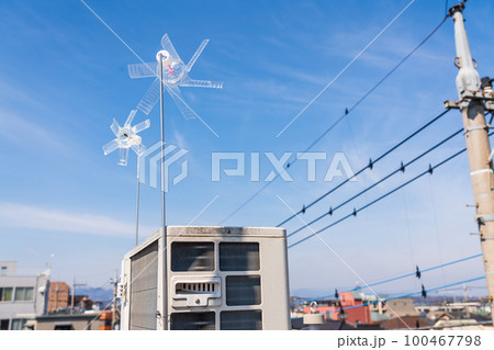 エアコンのカラス対策　屋上の室外機とかざぐるま 100467798