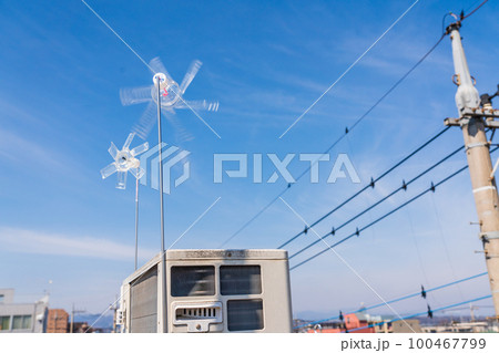 エアコンのカラス対策　屋上の室外機とかざぐるま 100467799