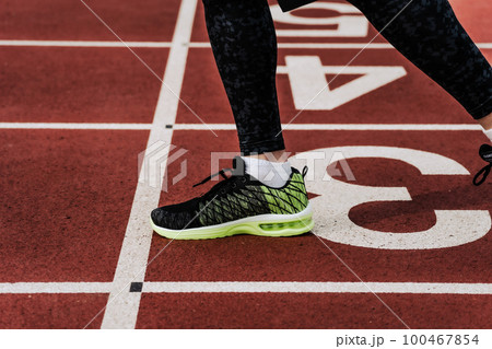 陸上競技 スタートライン 足元 陸上競技 スタートライン 足元 100467854