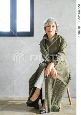 グレーヘア女性の全身ポートレート 100468728