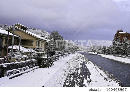 雪景色が美しい浅野川の冬景色 100468967