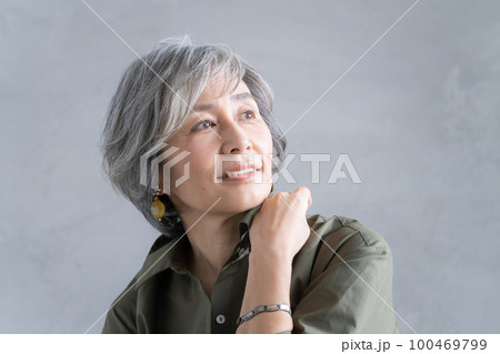 グレーヘア女性のポートレート グレーヘア女性のポートレート 100469799