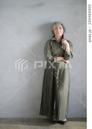 グレーヘア女性の全身ポートレート グレーヘア女性の全身ポートレート 100469800