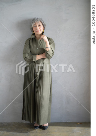 グレーヘア女性の全身ポートレート グレーヘア女性の全身ポートレート 100469801