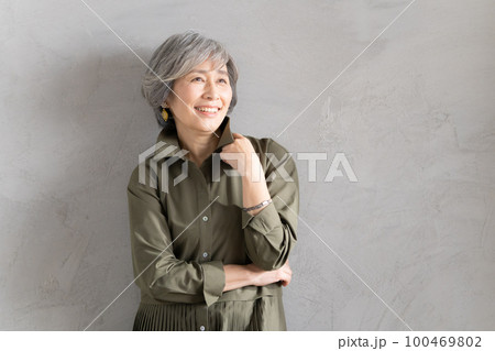 グレーヘア女性のポートレート グレーヘア女性のポートレート 100469802
