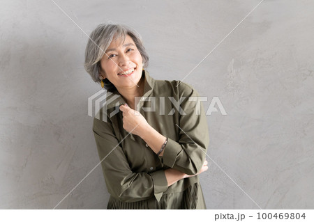 グレーヘア女性のポートレート 100469804