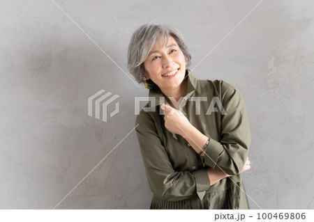 グレーヘア女性のポートレート 100469806