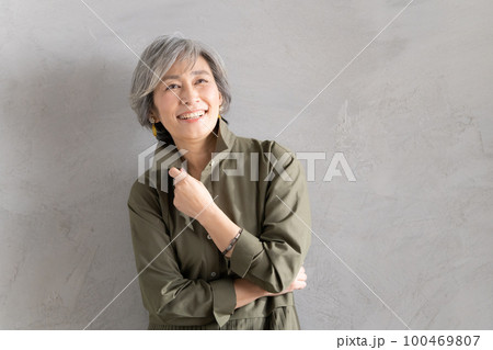 グレーヘア女性のポートレート 100469807