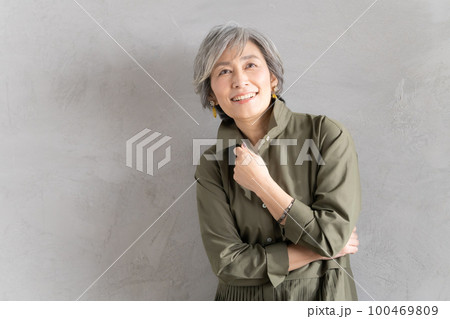 グレーヘア女性のポートレート 100469809