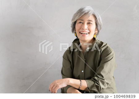グレーヘア女性のポートレート グレーヘア女性のポートレート 100469839