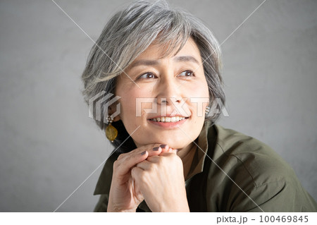 グレーヘア女性のポートレート グレーヘア女性のポートレート 100469845