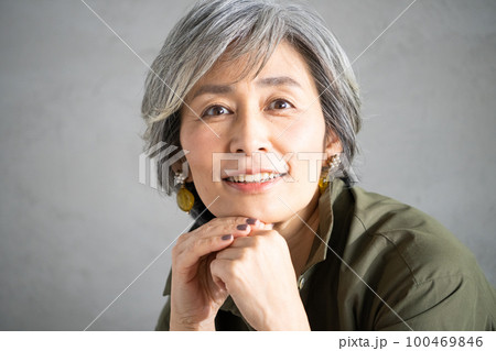 グレーヘア女性のポートレート グレーヘア女性のポートレート 100469846