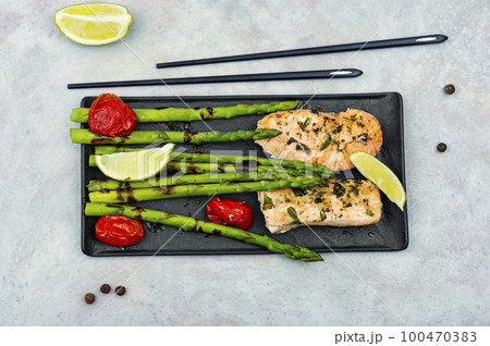 Salmon roasted with asparagus. 100470383