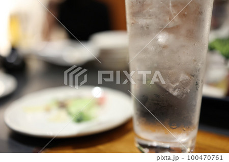 泡盛のグラスと飲み会のテーブル 泡盛のグラスと飲み会のテーブル 100470761