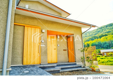 玄関が二つある新築の二世帯住宅 玄関が二つある新築の二世帯住宅 100471064