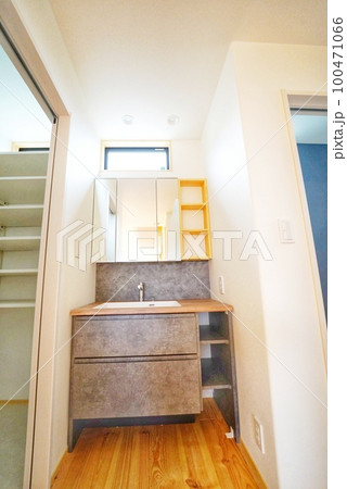 収納スペースがあるモダンな洗面所 100471066
