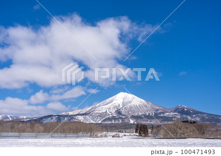 冬晴れの磐梯山　冬日和 100471493