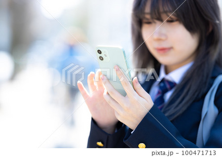 スマホを見る女子高生 スマホを見る女子高生 100471713