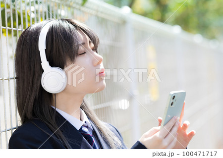 ヘッドフォンで音楽を聴く女子高生 100471717