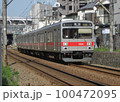 東急池上線を走る電車 東急1000系3ドア車 (東京都品川区) 100472095