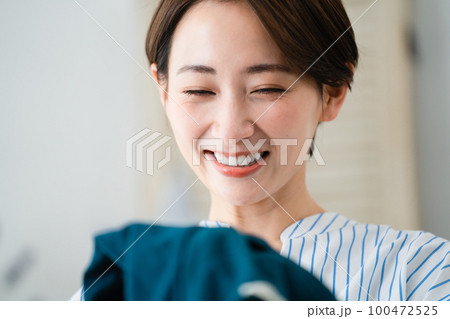 通信販売で衣類を売買する若い女性 ビジネスイメージ 通信販売で衣類を売買する若い女性 ビジネスイメージ 100472525
