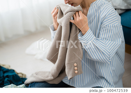 片付けができない若い女性 ライフスタイルイメージ 片付けができない若い女性 ライフスタイルイメージ 100472539
