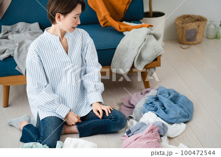 片付けができない若い女性 ライフスタイルイメージ 片付けができない若い女性 ライフスタイルイメージ 100472544