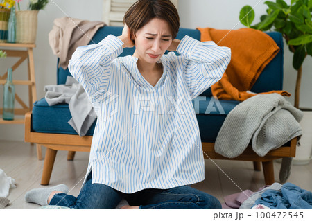 片付けができない若い女性 ライフスタイルイメージ 片付けができない若い女性 ライフスタイルイメージ 100472545
