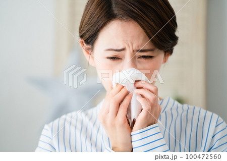 鼻炎で苦しむ若い女性　花粉症イメージ 100472560