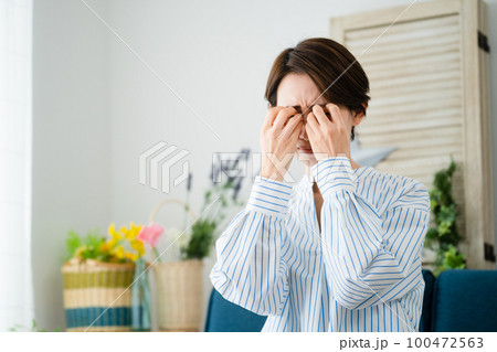 目を掻く若い女性　花粉症イメージ 100472563