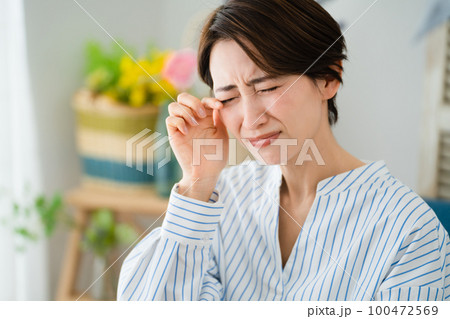 目を掻く若い女性　花粉症イメージ 100472569