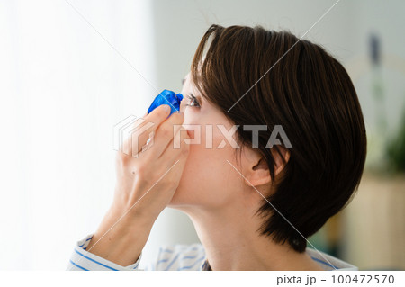 眼薬をうつ若い女性　花粉症イメージ 100472570