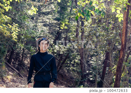 トレーニング中の男性アスリート トレーニング中の男性アスリート 100472633