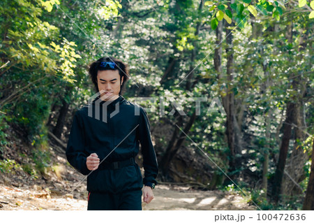 トレーニング中の男性アスリート トレーニング中の男性アスリート 100472636