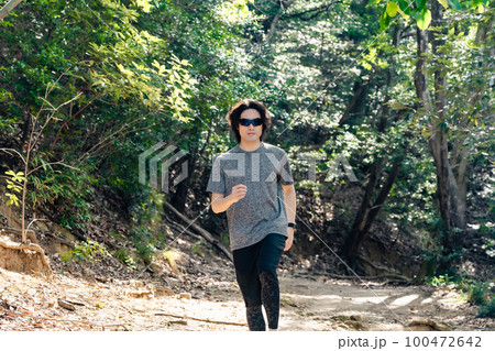 サングラスをかけてトレーニング中の男性アスリート 100472642