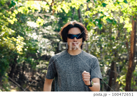 サングラスをかけてトレーニング中の男性アスリート 100472651