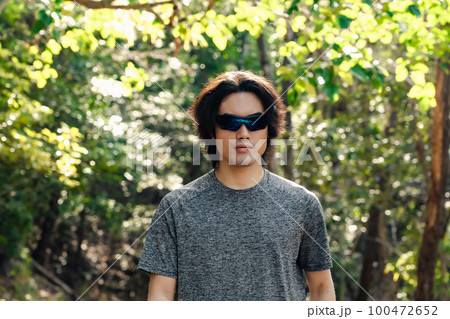 サングラスをかけてトレーニング中の男性アスリート サングラスをかけてトレーニング中の男性アスリート 100472652