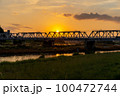 渡良瀬橋と夕陽 100472744