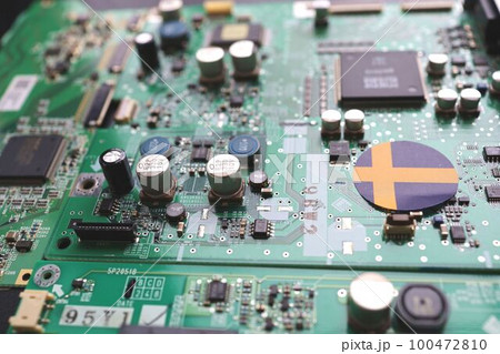 スェーデンの半導体のイメージ、プリント基板　国旗 100472810