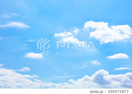夏の青空と雲 100472977