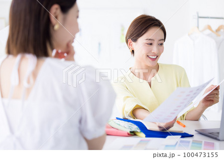 ビジネス 打合せをする女性 ビジネス 打合せをする女性 100473155