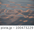 揺れる水面 100473229