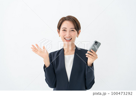ビジネス　女性　スマホ　驚く 100473292