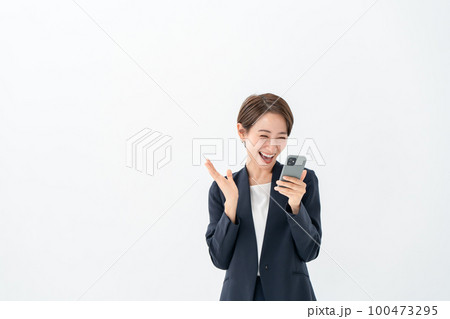 ビジネス　女性　スマホ　驚く 100473295