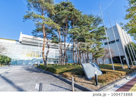 茨城県つくば市　快晴のつくば国際会議場（エポカルつくば） 100473888
