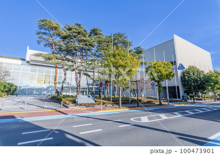 茨城県つくば市　快晴のつくば国際会議場（エポカルつくば） 100473901