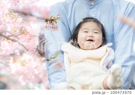 桜 パパに抱っこされて喜ぶ赤ちゃん 桜 パパに抱っこされて喜ぶ赤ちゃん 100473970