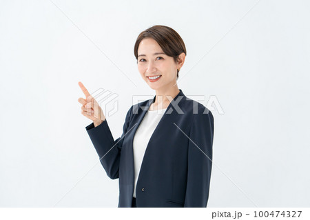 ビジネス　女性　指差し 100474327