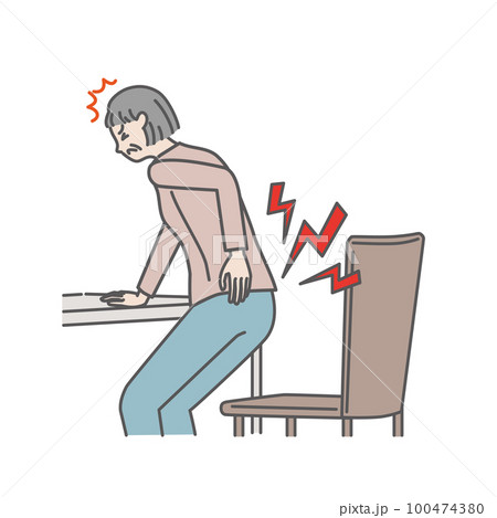 椅子から立ち上がる時、腰が痛いシニア女性 100474380